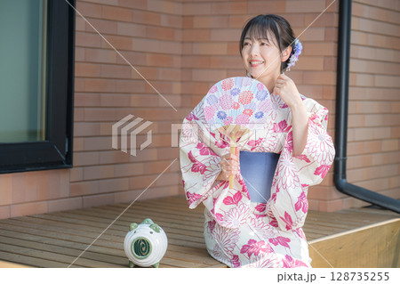 笑顔の浴衣女性 128735255