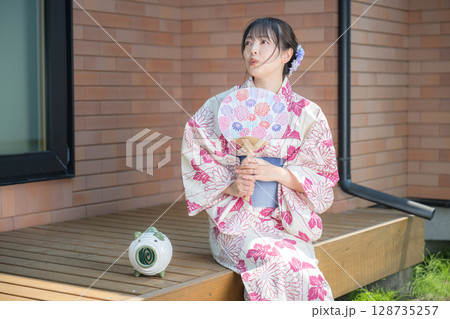 花火を見上げる女性 花火を見上げる女性 128735257