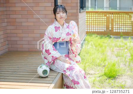 縁側で涼む女性 縁側で涼む女性 128735271