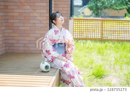 見上げる浴衣女性 見上げる浴衣女性 128735273