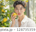 レモンを持つアジア人の美肌男性 128735359