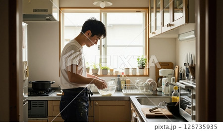 キッチンで調理する男性シェフの横顔 128735935