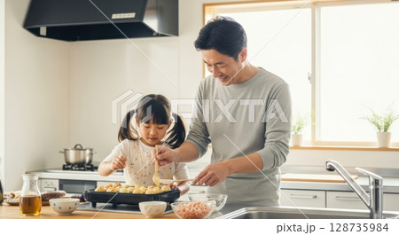 親子で料理を楽しむ家庭の風景 親子で料理を楽しむ家庭の風景 128735984