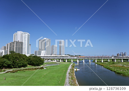 多摩川と二子玉川の街並み 128736109