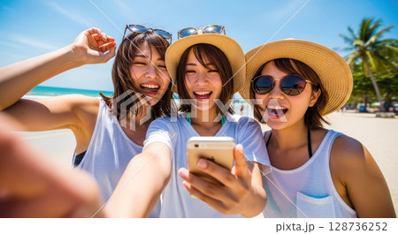 笑顔輝く女子旅リゾートの思い出写真 笑顔輝く女子旅リゾートの思い出写真 128736252