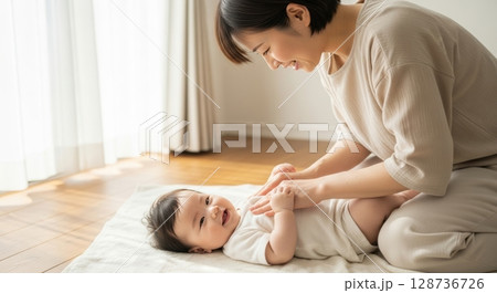 育児中の母と赤ちゃんのベビーマッサージ 育児中の母と赤ちゃんのベビーマッサージ 128736726