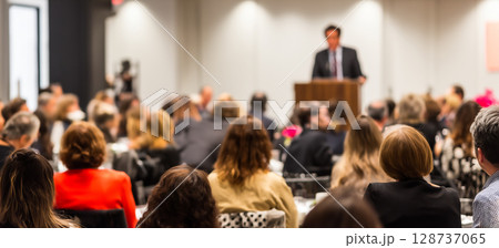 教育シンポジウム、スピーカーの話に集中する聴衆 128737065