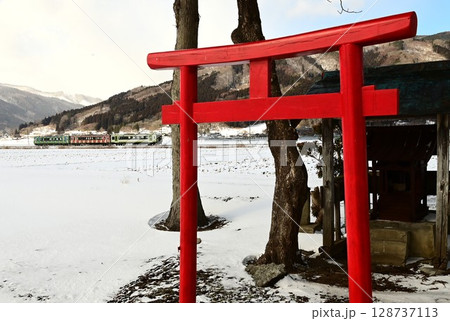 冬の遠野 釜石線と小さな神社 128737113