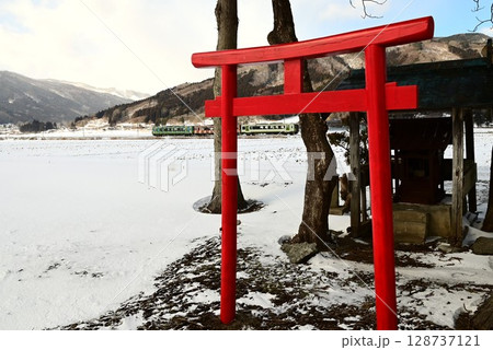 冬の遠野 釜石線と小さな神社 128737121