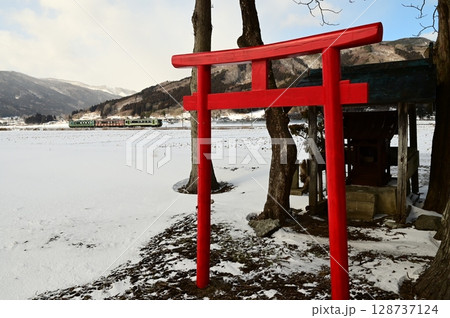 冬の遠野 釜石線と小さな神社 128737124