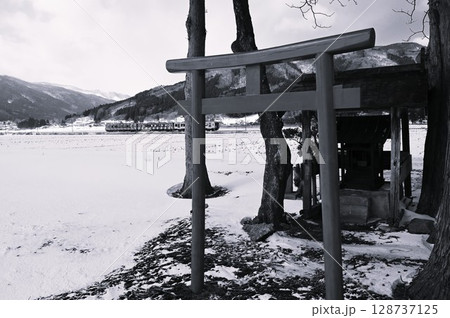 冬の遠野 釜石線と小さな神社 128737125