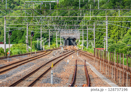 湖西線永原駅構内風景　滋賀県長浜市西浅井町永原 128737196