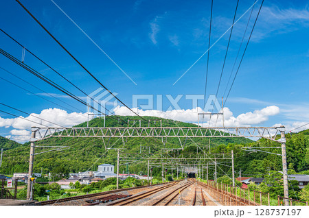 湖西線永原駅構内風景　滋賀県長浜市西浅井町永原 128737197