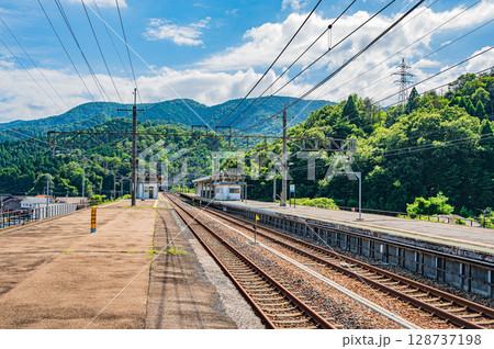 湖西線永原駅構内風景　滋賀県長浜市西浅井町永原 128737198
