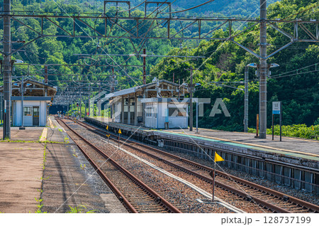 湖西線永原駅構内風景 滋賀県長浜市西浅井町永原 湖西線永原駅構内風景 滋賀県長浜市西浅井町永原 128737199