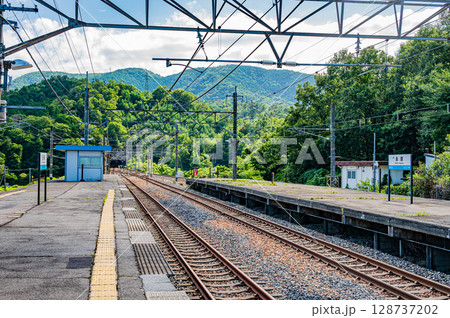 湖西線永原駅構内風景　滋賀県長浜市西浅井町永原 128737202