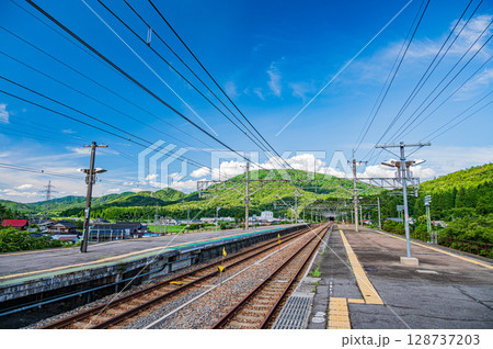 湖西線永原駅構内風景 滋賀県長浜市西浅井町永原 湖西線永原駅構内風景 滋賀県長浜市西浅井町永原 128737203