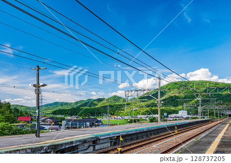 湖西線永原駅構内風景　滋賀県長浜市西浅井町永原 128737205