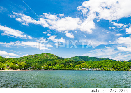 奥琵琶湖風景 滋賀県長浜市西浅井町大浦 奥琵琶湖風景 滋賀県長浜市西浅井町大浦 128737255
