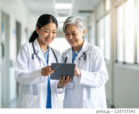 医師と看護師がカルテを確認する医療現場 医師と看護師がカルテを確認する医療現場 128737342