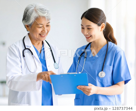 医師と看護師がカルテを確認する医療現場   128737344