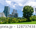 港区立檜町公園、ビル群と大樹 128737438