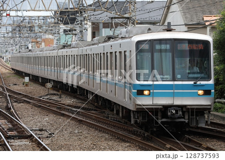 三鷹駅に進入する メトロ東西線 05系 未更新車 三鷹駅に進入する メトロ東西線 05系 未更新車 128737593