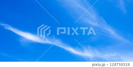 爽やかな青空と白い雲のシンプルな風景 爽やかな青空と白い雲のシンプルな風景 128738328