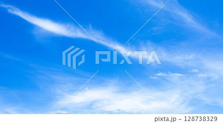 爽やかな青空と白い雲のシンプルな風景 128738329