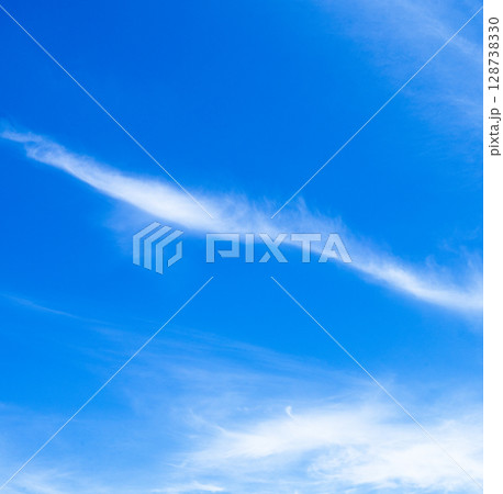 爽やかな青空と白い雲のシンプルな風景 128738330