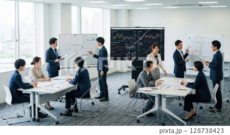 オフィス会議で協議するビジネスチームの様子 オフィス会議で協議するビジネスチームの様子 128738423