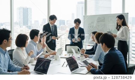 オフィス会議で協議するビジネスチームの様子 128738429