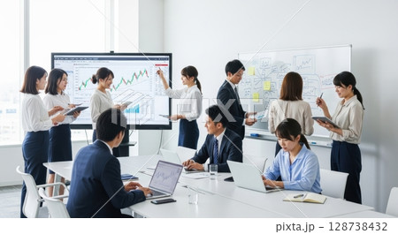 オフィス会議で協議するビジネスチームの様子 128738432