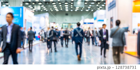 コンベンションセンターで人々が歩くぼかしビュー、ハイエンドビジネス展示 コンベンションセンターで人々が歩くぼかしビュー、ハイエンドビジネス展示 128738731