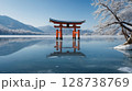 静寂な冬の湖に佇む鳥居 128738769