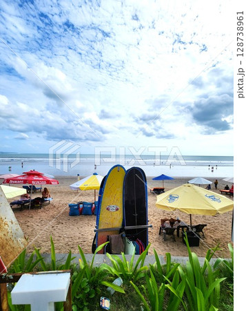 バリ島クタビーチのカラフルなサーフボードと海辺の風景 バリ島クタビーチのカラフルなサーフボードと海辺の風景 128738961