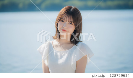 青空と水辺の爽やかな屋外撮影 128739634