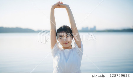 青空と水辺の爽やかな屋外撮影 128739638