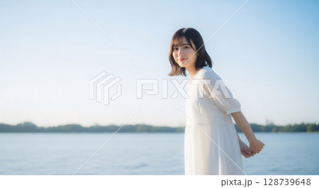 青空と水辺の爽やかな屋外撮影 128739648