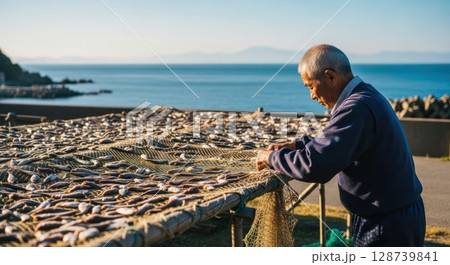 地元の海産物を干す漁師のリアルな作業写真 128739841