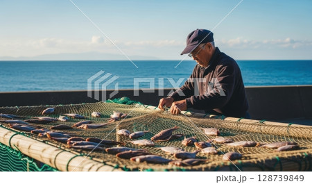 地元の海産物を干す漁師のリアルな作業写真 128739849