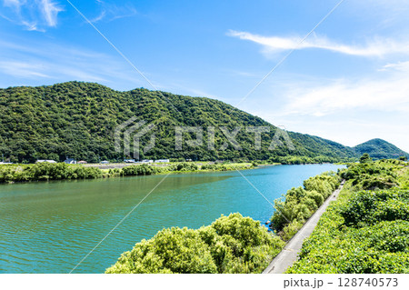 兵庫県赤穂市にある坂越橋から見た千種川の風景 128740573