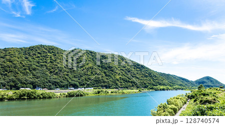 兵庫県赤穂市にある坂越橋から見た千種川の風景 兵庫県赤穂市にある坂越橋から見た千種川の風景 128740574