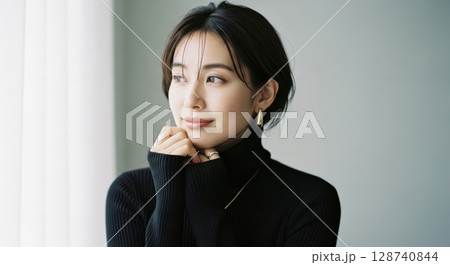 窓辺の黒タートルネック女性のポートレート写真 128740844