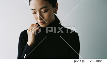 黒タートルの洗練された女性ポートレート 128740845
