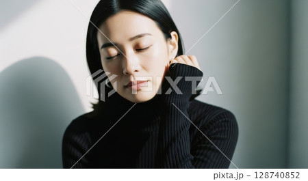 黒タートルの洗練された女性ポートレート 128740852