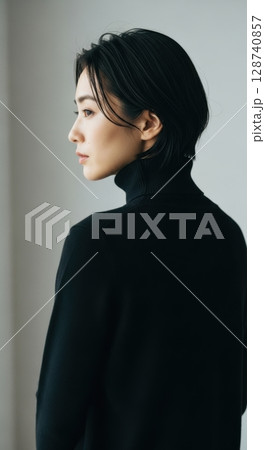 黒タートルの洗練された女性ポートレート 128740857