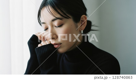黒タートルの洗練された女性ポートレート 128740863