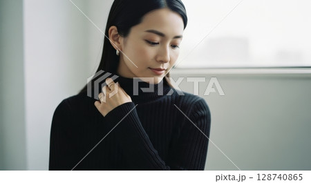 窓辺の黒タートルネック女性のポートレート写真 128740865