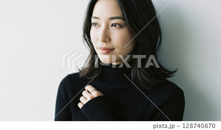 黒タートルの洗練された女性ポートレート 128740870